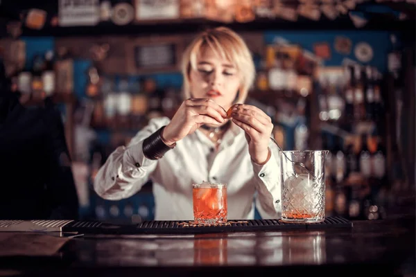 Doce barmaid demonstra suas habilidades profissionais no pub — Fotografia de Stock