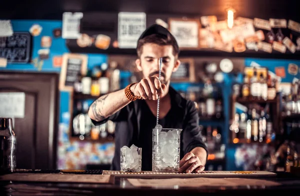 Bartendern kokar ihop en cocktail på puben. — Stockfoto