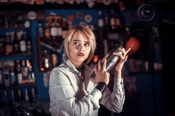 Girl barman concocts a cocktail at the brasserie — Stock Photo, Image