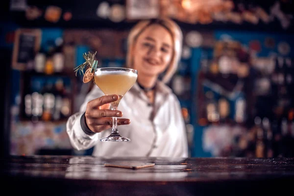 Okouzlující dívka barman zdobí barevné koktejl v nočním klubu — Stock fotografie