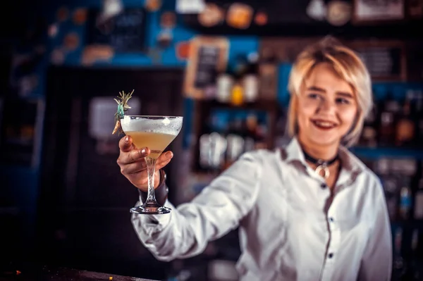 Dívka barman vytváří koktejl v pivnici — Stock fotografie