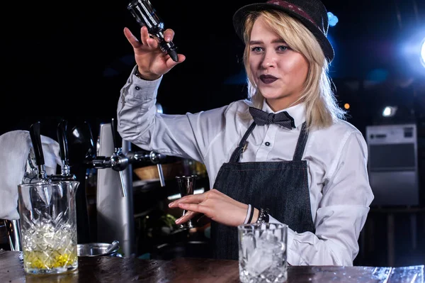Zaměřená dívka barman demonstruje své dovednosti přes pult v nočním klubu — Stock fotografie