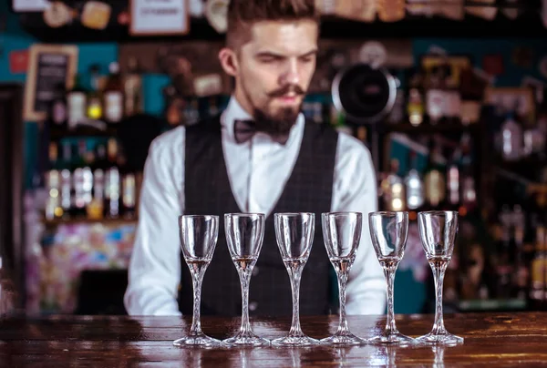 Erfarna bartendrar placerar finishen på en drink i baren — Stockfoto