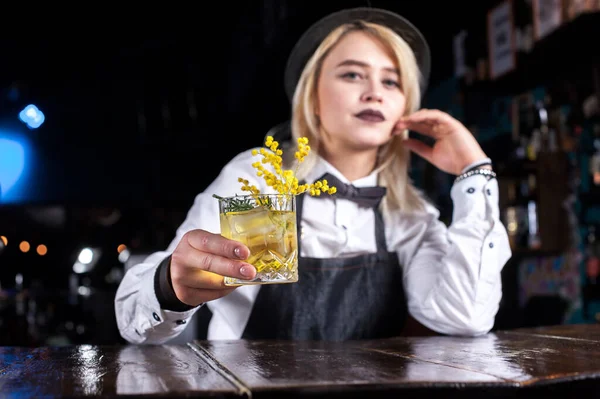 Dívka barman míchá koktejl na pothouse — Stock fotografie