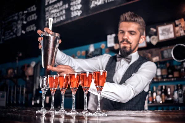 Bartendern kokar ihop en cocktail på porterhouse — Stockfoto