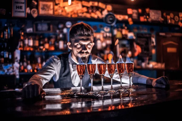 Bartendern gör en cocktail i salongen — Stockfoto