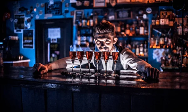 Bartendern gör en cocktail på salongen — Stockfoto