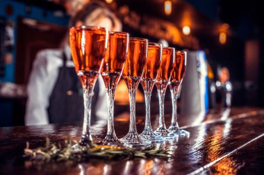 Barmen kız biftekçide bir kokteyl hazırlıyor.