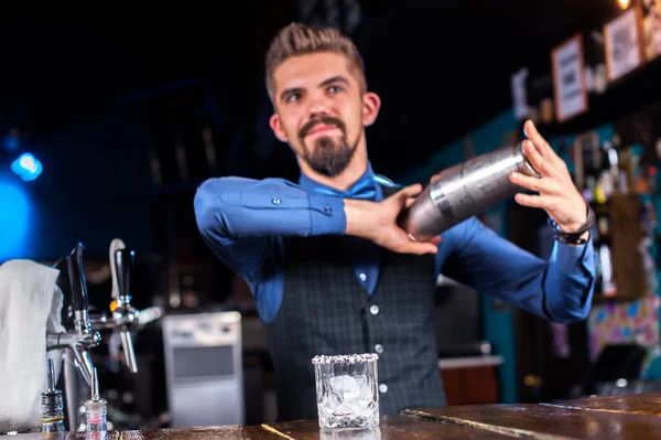 Ο νεαρός μπάρμαν φτιάχνει ένα κοκτέιλ στο μπαρ. — Φωτογραφία Αρχείου