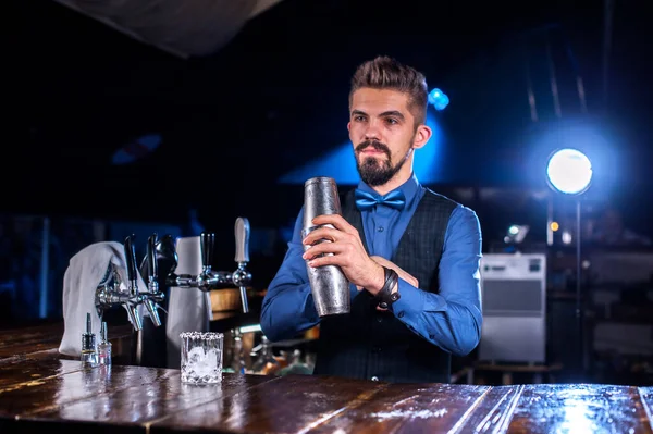 Barbudo barman lugares los toques finales en una bebida en el club nocturno —  Fotos de Stock