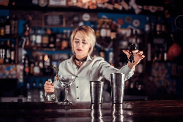 Flicka bartender skapar en cocktail i baren — Stockfoto