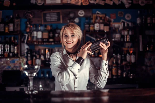 Menina barman mistura um coquetel na sala de provas — Fotografia de Stock