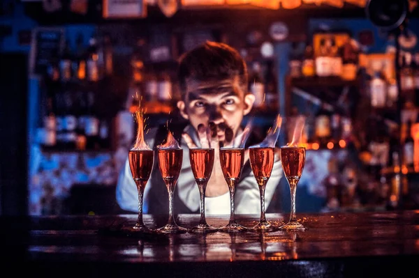 Bartendern kokar ihop en cocktail i taprummet — Stockfoto