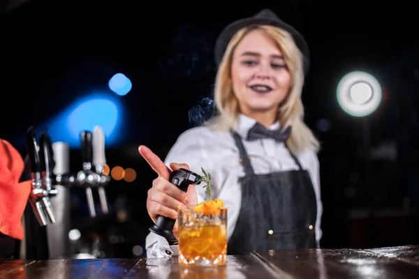 Flickbartendern blandar en cocktail på brasseriet — Stockfoto