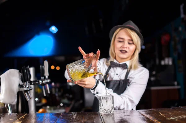 Meisje barman maakt een cocktail in de saloon — Stockfoto