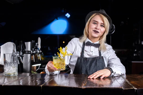 Flickbartendern kokar ihop en cocktail på ölstugan. — Stockfoto