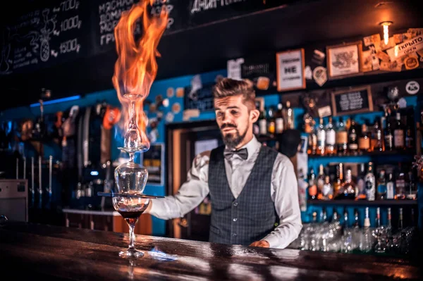 Barman συνθέτει ένα κοκτέιλ στο porterhouse — Φωτογραφία Αρχείου