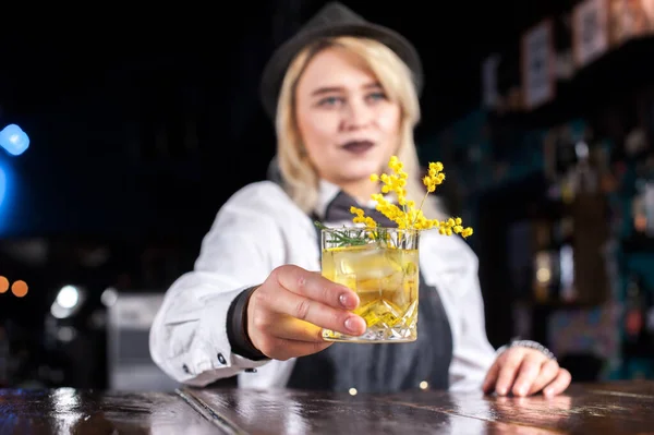 Kız barmen salonda kokteyl hazırlıyor. — Stok fotoğraf