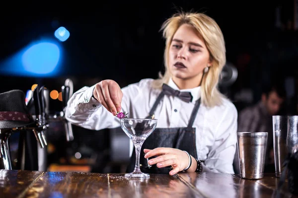 Professionell kvinna bartender formulerar en cocktail på nattklubben — Stockfoto