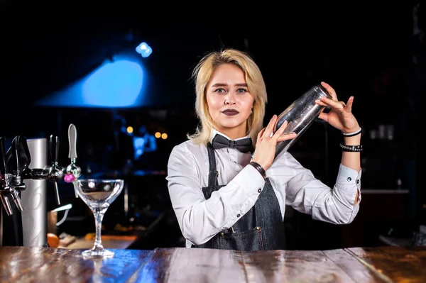 Flicka bartender skapar en cocktail på salongen — Stockfoto