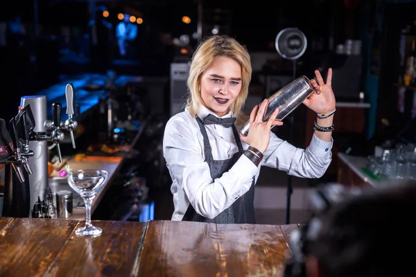 Expert flicka bartender överraskningar med sin skicklighet bar besökare i puben — Stockfoto