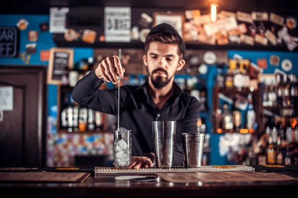 Bartendern gör en cocktail i ölstugan — Stockfoto