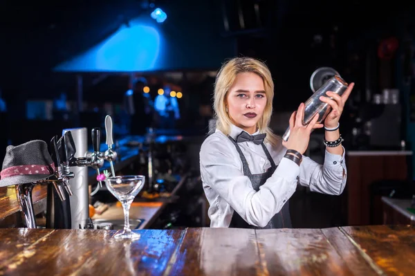 Flicka bartender blandar en cocktail på offentliga huset — Stockfoto
