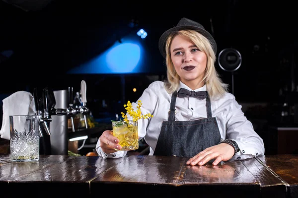 Flicka bartender skapar en cocktail på Porterhouse — Stockfoto