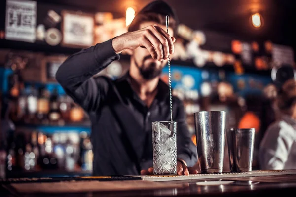 Expert bartender formulerar en cocktail på puben — Stockfoto