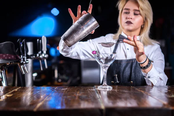 Flicka bartender blandar en cocktail i ölstugan — Stockfoto