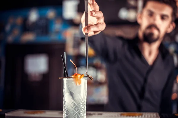 Expert bartender formulerar en cocktail i cocktailbarer — Stockfoto