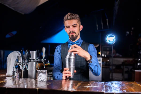 Barman gör en cocktail på taproomet — Stockfoto