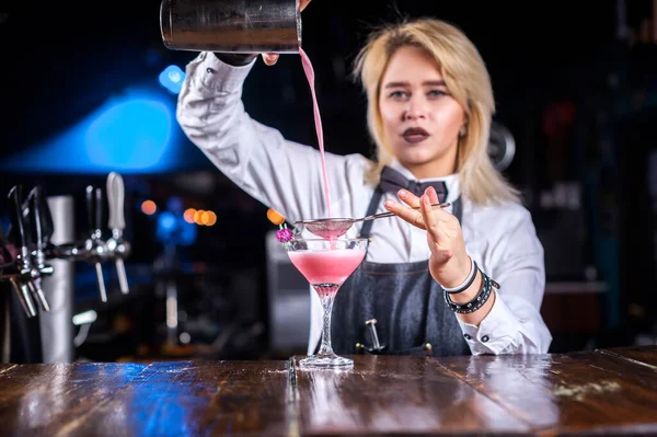 Retrato de chica barman pone los toques finales en una bebida en el bar —  Fotos de Stock