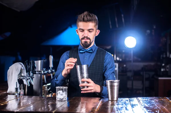 Çekici barmenlik, bar tezgahında kokteyl yapma sürecini gösteriyor. — Stok fotoğraf