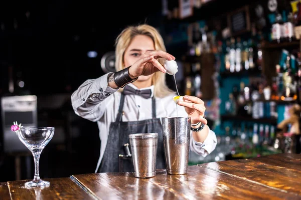 Flicka bartender formulerar en cocktail i taproom — Stockfoto