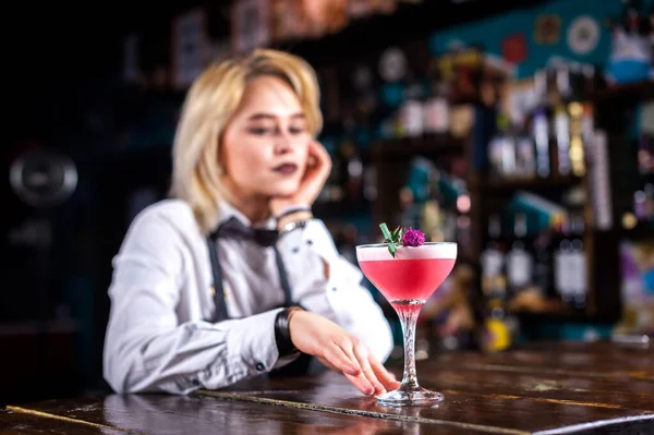 Flicka bartender gör en cocktail på ölhallen — Stockfoto