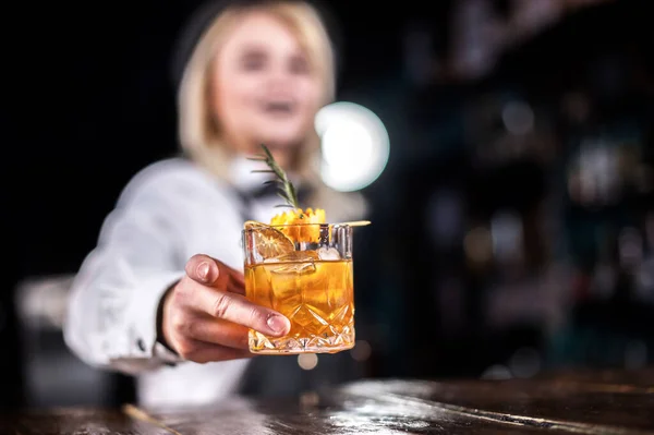 Girl bartender mixes a cocktail at the saloon — Stock Photo, Image