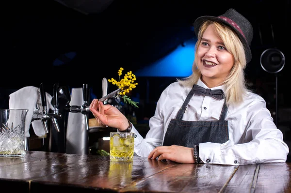 Flicka bartender gör en cocktail på baren — Stockfoto