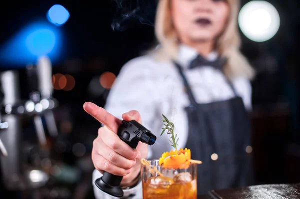 Ragazza barman formula un cocktail in brasserie — Foto Stock