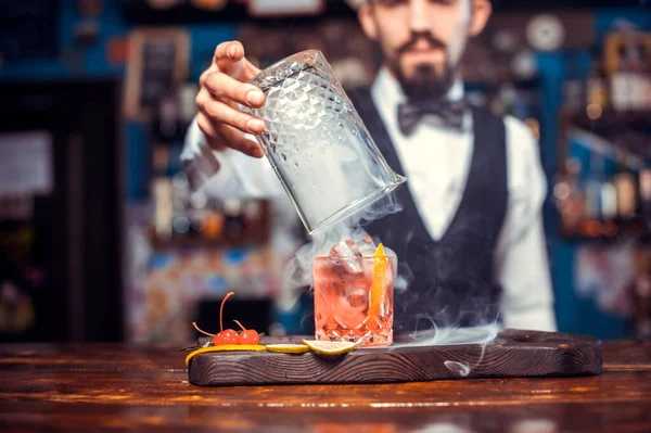 Barman dělá koktejl v baru — Stock fotografie