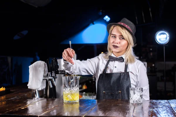 Expert flicka bartender dekorerar färgglada hopkok på baren — Stockfoto