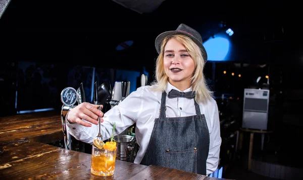 Flicka bartender gör en cocktail på ölstugan — Stockfoto