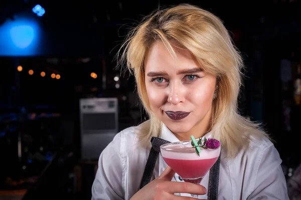 Charmante fille barman place la touche finale sur un verre — Photo