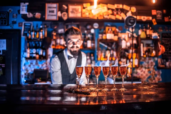 Bartendern gör en cocktail på brasseriet — Stockfoto