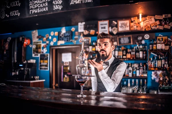 Barmen brasseride bir kokteyl hazırlıyor. — Stok fotoğraf