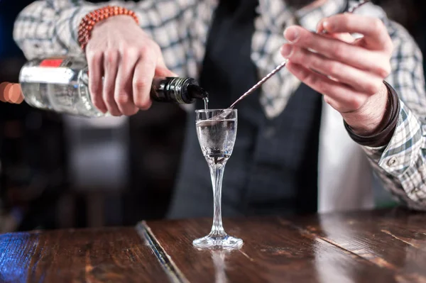 Charismatický barman umístí finále na nápoj v baru — Stock fotografie