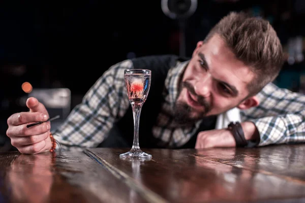Bartendern skapar en cocktail på ölstugan — Stockfoto