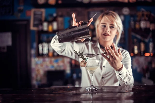 迷人的女酒保站在酒吧柜台边，展示了自己做鸡尾酒的过程 — 图库照片