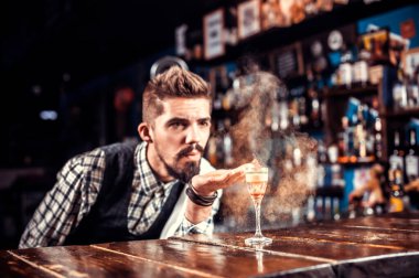 Barmen mahkeme salonunda bir kokteyl hazırlıyor.