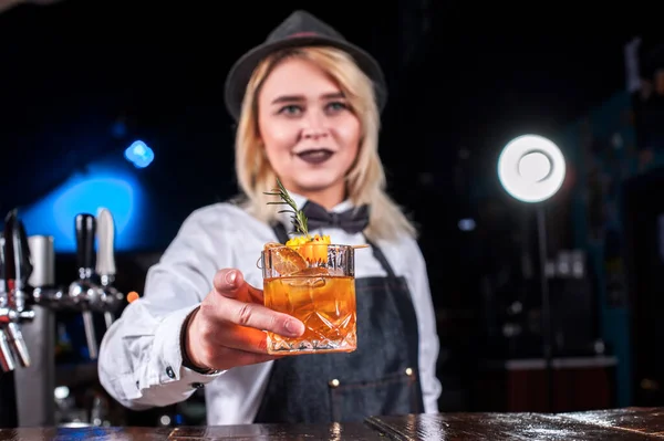 Flicka bartender kokar ihop en cocktail i brasseriet — Stockfoto